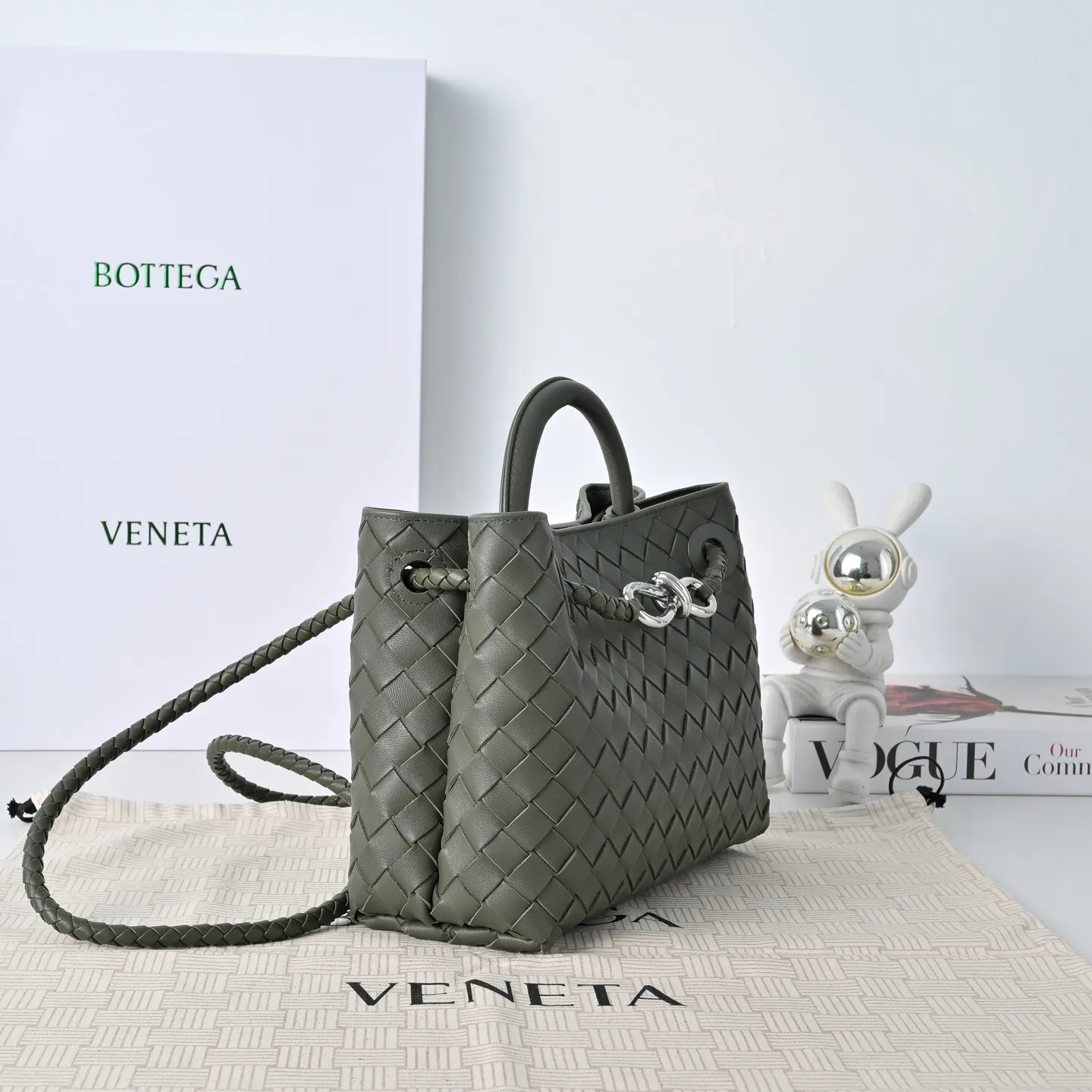 Batch 1860 B's 2023 spring and summer new style continues the brand's woven pattern style with detailed metal knot switch buckles. This time, the shoulder straps are also made into tube weaves, showing different craftsmanship. The carrying method is versatile to create more different styles. Intrecciato woven leather small handbag, equipped with sliding crossbody strap. Internal compartments, including 1 zipper pocket and 2 open pockets. Magnetic buckle closure. Size: 25*20*10cm Model: 7463
